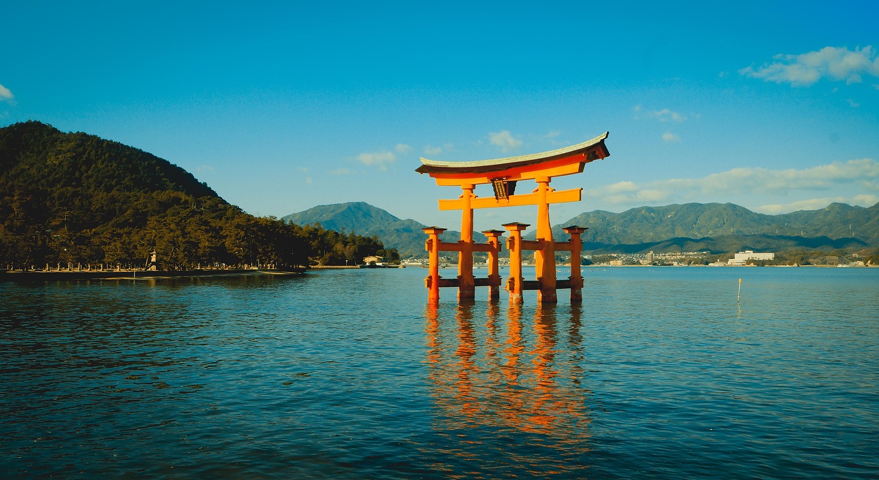 itsukushima shrine 4136713 1280